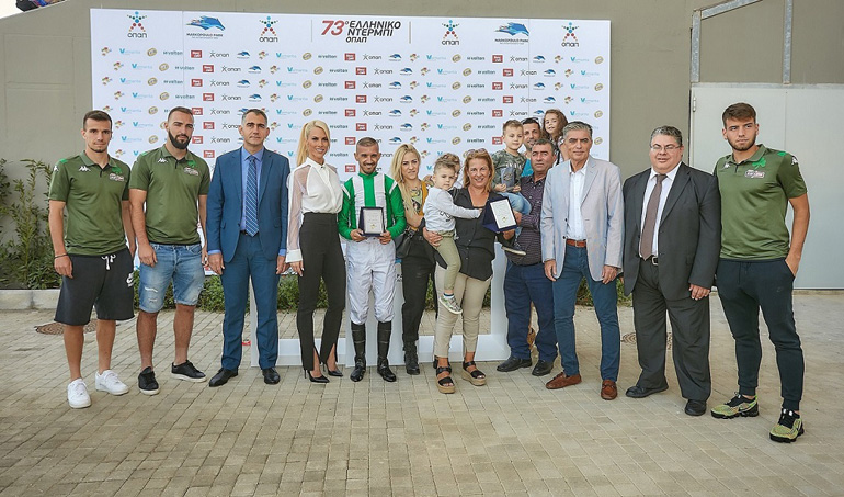 Οι παίκτες της ΠΑΕ Παναθηναϊκός, Βαγγέλης Θεοχάρης, Φάνης Μαυρομμάτης και Κώστας Αποστολάκης με τον Αντιδήμαρχο Μαρκοπούλου Μεσογαίας Δημήτρη Κολιαβασίλη , τη Ντορέττα Παπαδημητρίου, τον αναβάτη Μάριο Χριστοφή, τον προπονητή και ιδιοκτήτη Παναγιώτη Θεολόγου, τον ιδιοκτήτη του Newsit Νίκο Ευαγγελάτο, και τον Επιχειρησιακό Διευθυντή της Ιπποδρομιες Α.Ε. Κώστα Αλεξόπουλο