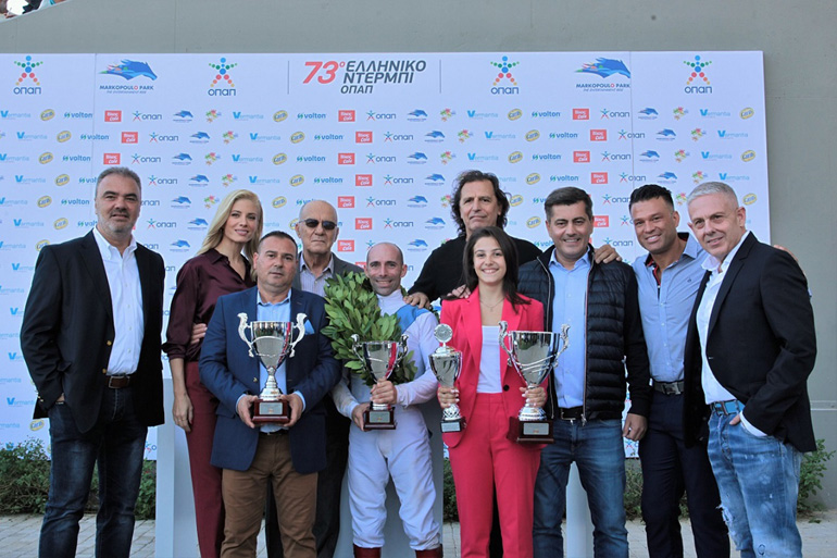 Ο Διευθυντής Πωλήσεων TASTY, Ηλίας Ξηντάρας με την Ευαγγελία Αραβανή, τους εκπροσώπους της προπονήτριας Ντίνο και Άννα Γεωργίου, το μέλος του Δ.Σ. της ΦΕΕ, Μάκη Σκρεπετό, τον αναβάτη Γιάννη Λαζαρίδη, τον πρώην διεθνή ποδοσφαιριστή Τάσο Μητρόπουλο, τον αναπληρωτή Διευθύνων Σύμβουλο ΟΠΑΠ, Οδυσσέα Χριστοφόρου, τον Κώστα Σόμμερ και τον Ιδιοκτήτη της ΔΟΥΣΗΣ COM Τάσο Δούση