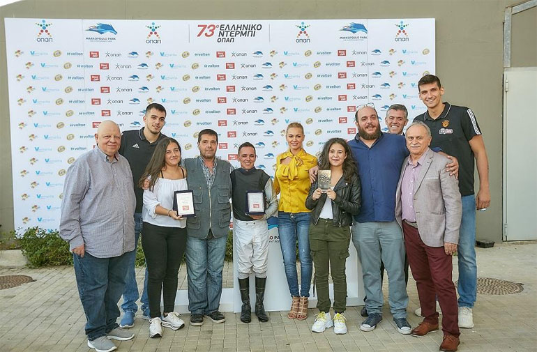 Ο Εκδότης της εφημερίδας ΦΙΛΕΛΕΥΘΕΡΟΣ Θανάσης Μαυρίδης, με τους παίκτες της ΚΑΕ Παναθηναϊκός ΟΠΑΠ Κώστα Παπαδάκη και Κωνσταντίνο Μήτογλου, τον προπονητή Μιχάλη Ιωαννίδη, τον αναβάτη Βαγγέλη Κρητικό, την Βίκυ Κάβουρα, τον εκπρόσωπο της ΒΙΚΟΣ Φάνη Λαμπρόπουλο, τον Χρήστο Κοπελούζο και τον ειδικό σύμβουλο της ΠΟΕΠΠΠ Κυριάκο Τοπτσίδη