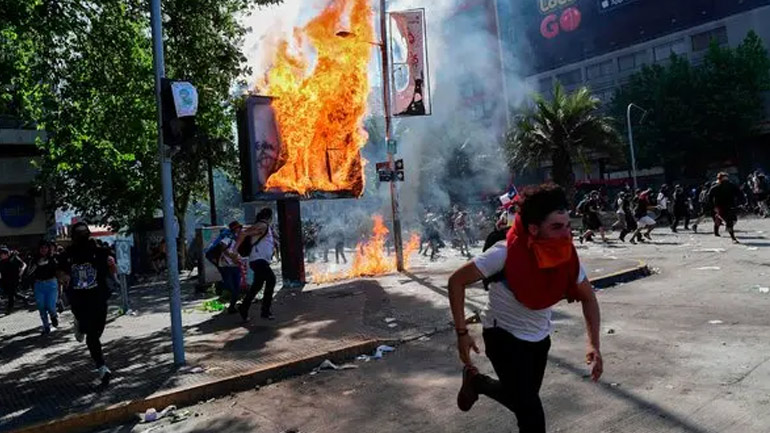 Χιλή: Συγκαλείται έκτακτo συμβούλιο πολιτικών αρχηγών για τον τερματισμό των ταραχών