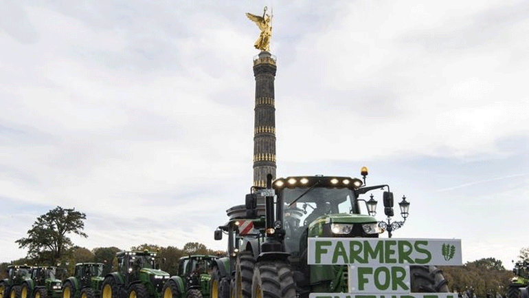 Γερμανία: Χιλιάδες αγρότες διαδηλώνουν στους δρόμους με τα τρακτέρ τους