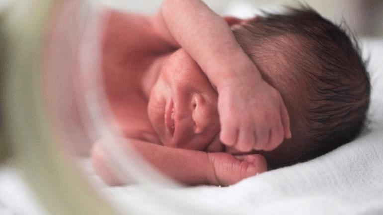 Θεσσαλονίκη: Βρέθηκε η μητέρα του μωρού που εγκαταλείφθηκε σε είσοδο πολυκατοικίας