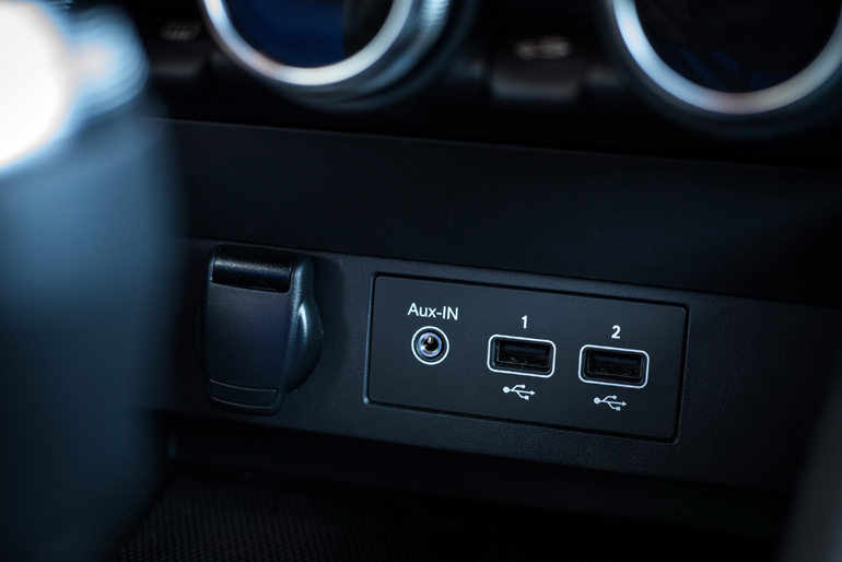 Θύρες USBm πρίζα και Aux-IN