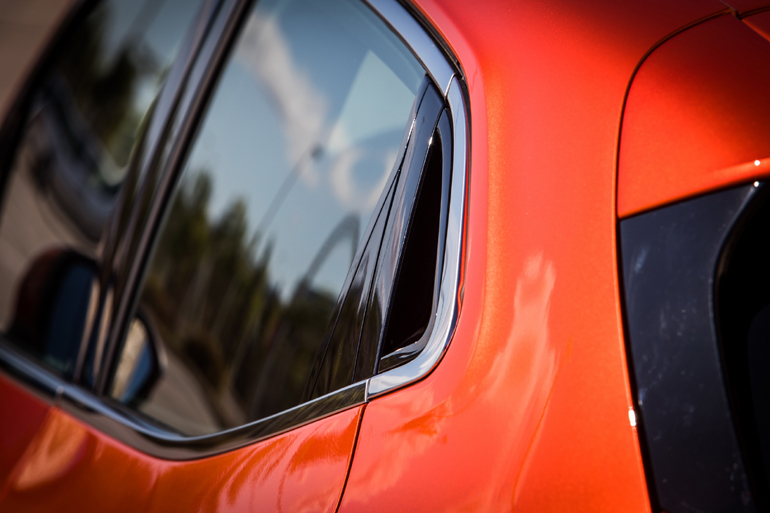 Από αυτό εδώ το σημείο ανοίγουν οι πίσω πόρτες