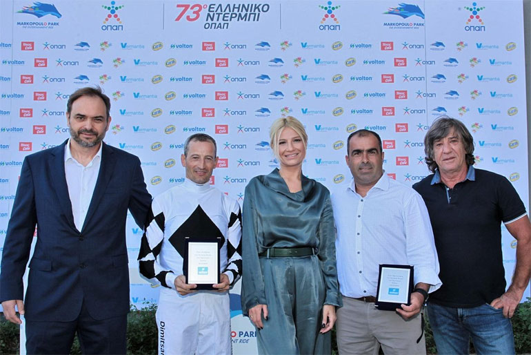 Ο Γενικός Διευθυντής της VOLTON Ανδρέας Σκιαδόπουλος, με τον αναβάτη Παναγιώτη Δημητσάνη, τη Φαίη Σκορδά, τον προπονητή Χρήστο Κουβαρά και τον πρώην διεθνή ποδοσφαιριστή Θωμά Μαύρο