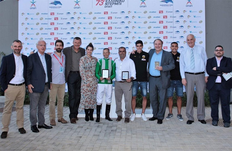 Ο Εκδότης της εφημερίδας Sportday, Tάσος Μπούρας, με τον Διευθύνοντα Σύμβουλο της Vermantia, Φίλιππο Αντωνόπουλο, τον πρώην ποδοσφαιριστή Γιόζεφ Βάντσικ, την Μαρία Κορινθίου, τον αναβάτη Παναγιώτη Δημητσάνη, τον προπονητή Χρήστο Κουβαρά και τα μέλη του Wolf Syndicate