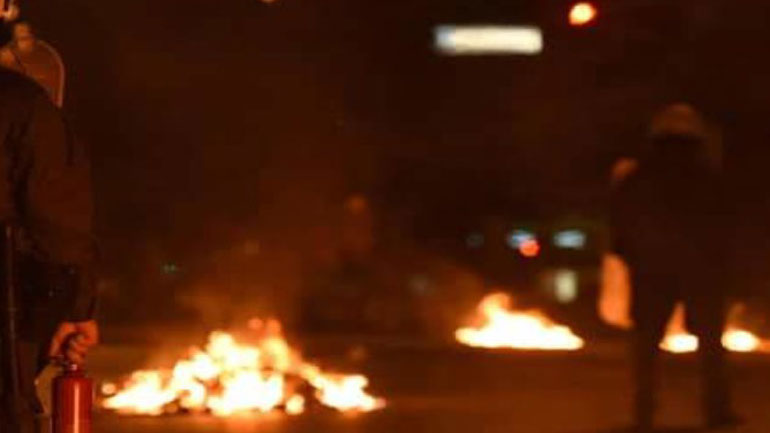 Επεισόδια μεταξύ οπαδών του Παναθηναϊκού και του Ολυμπιακού στα Πετράλωνα Επεισόδια μεταξύ οπαδών του Παναθηναϊκού και του Ολυμπιακού στα Πετράλωνα