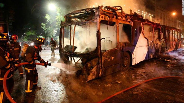 Πρωτοφανής αναταραχή με νεκρούς, τραυματίες και πυρπολήσεις στη Χιλή