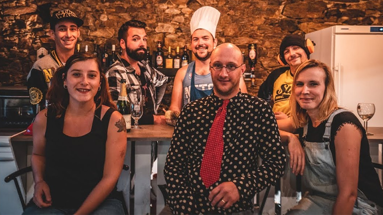 Το «Μισιρλού» με αυτοσχέδια μουσικά όργανα