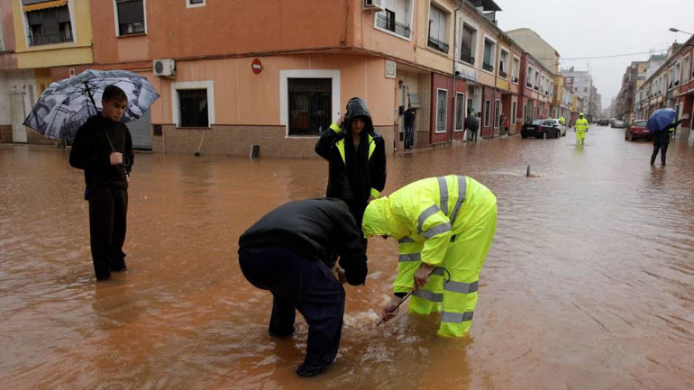 Ένας νεκρός και δύο αγνοούμενοι από τις σφοδρές βροχοπτώσεις στην Καταλονία