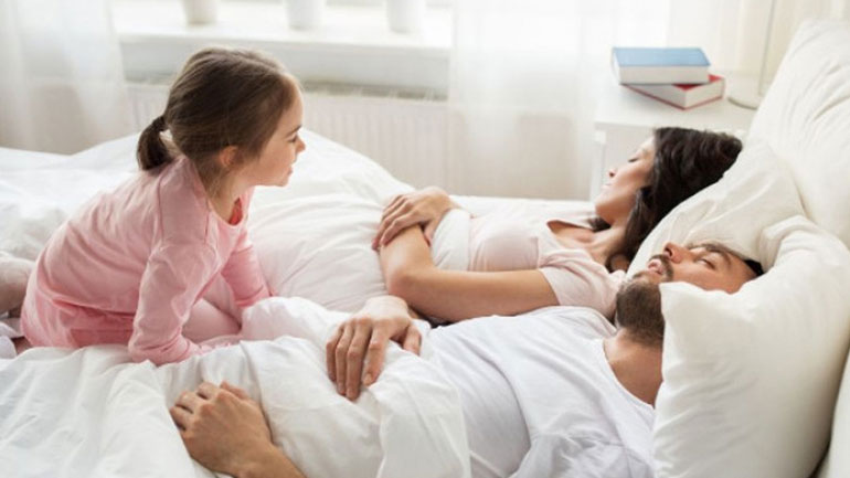 Είναι σωστό τα παιδιά να κοιμούνται στο κρεβάτι των γονιών;