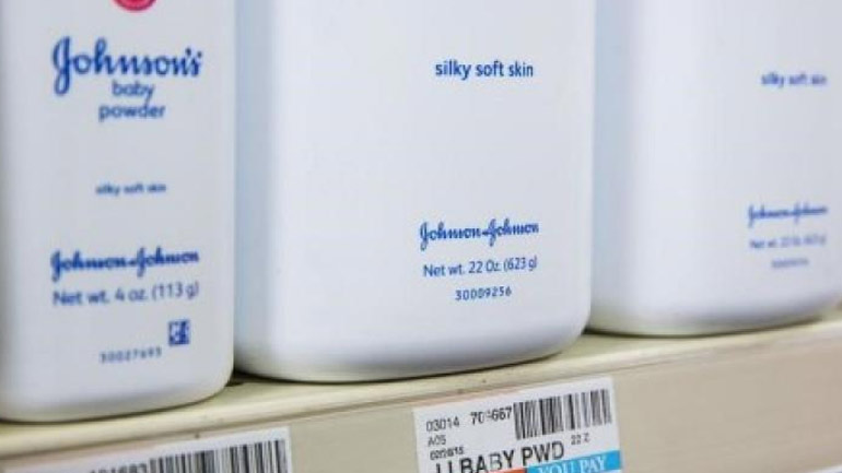 ΗΠΑ: Τα φαρμακεία CVS αποσύρουν ταλκ της Johnson & Johnson μετά τον εντοπισμό αμίαντου σε δείγματα