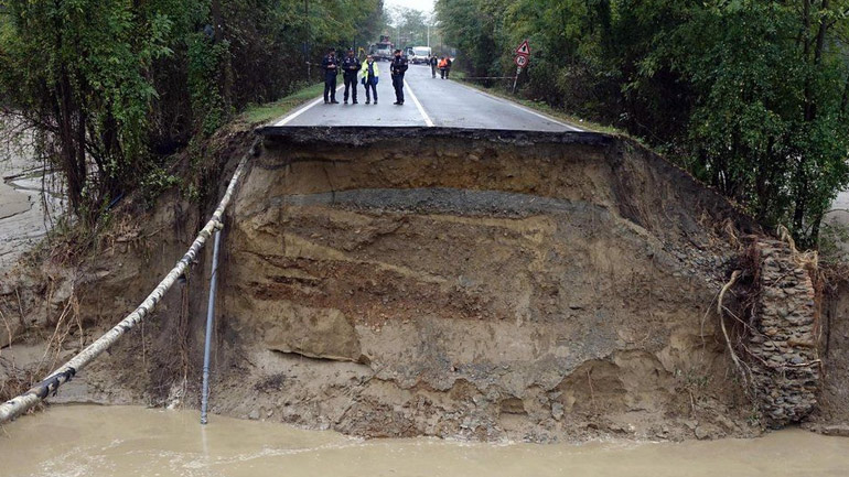 Ένας νεκρός και τέσσερις αγνοούμενοι από τις πλημμύρες στην Καταλονία