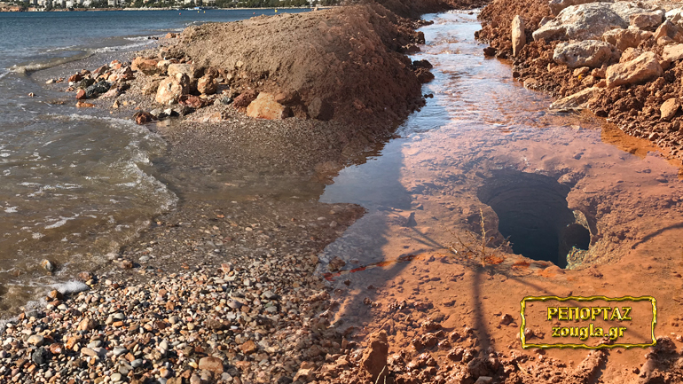 Η θάλασσα βάφτηκε καφέ στη Βάρκιζα