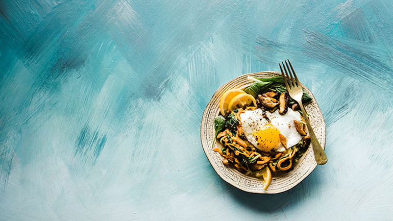 Οι 10 υγιεινές τροφές που σας βοηθούν να κάψετε το λίπος