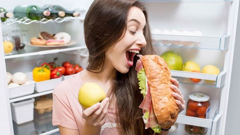 Το κόλπο για να τρώτε τα πάντα χωρίς να παίρνετε κιλά!