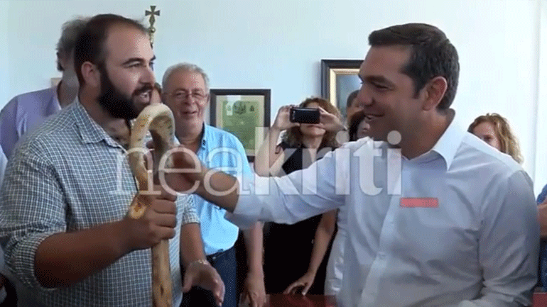 Τον γλύκαναν με πεσκέσια