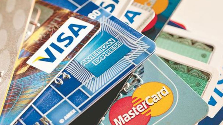 Χρεώσεις τραπεζών: Πώς επιβαρύνονται οι καταναλωτές