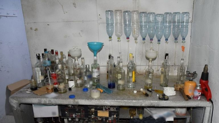 Θεσσαλονίκη: Εξαρθρώθηκε εγκληματική οργάνωση που έφτιαχνε ποτά – μπόμπες σε εργαστήριο
