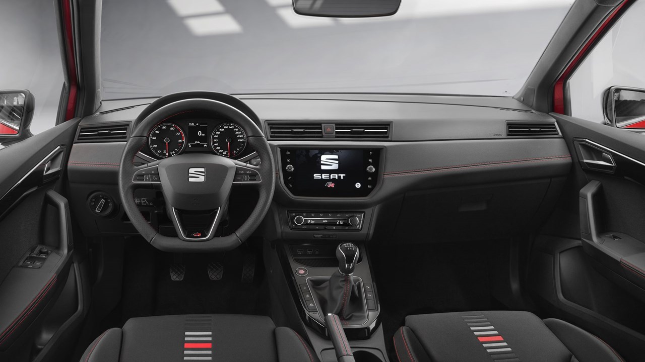 Ποιοτικό εσωτερικό με οθόνη αφής και υψηλές δυνατότητες συνδεσιμότητας