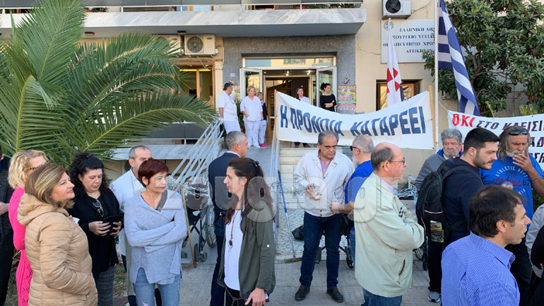 Συνεχίζονται οι διαμαρτυρίες για το κλείσιμο της προνοιακής δομής Γλυφάδας Συνεχίζονται οι διαμαρτυρίες για το κλείσιμο της προνοιακής δομής Γλυφάδας