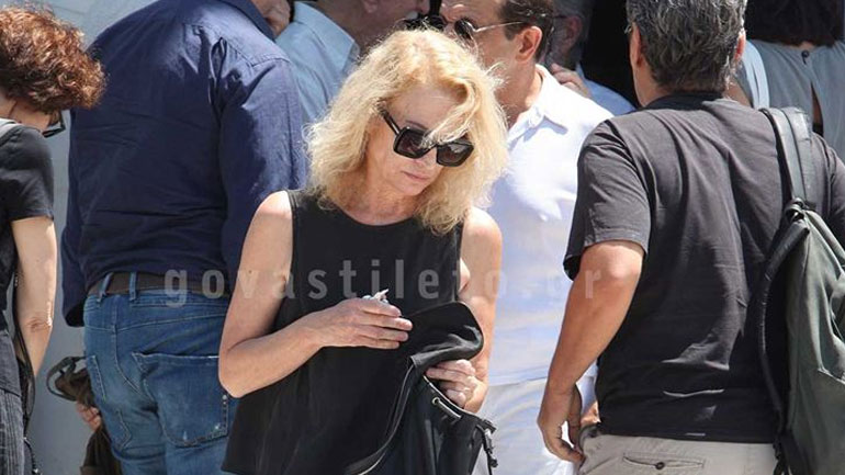 Δείτε τη Λουκία Πιστιόλα στην πρώτη της δημόσια εμφάνιση μετά τον θάνατο του πατέρα της