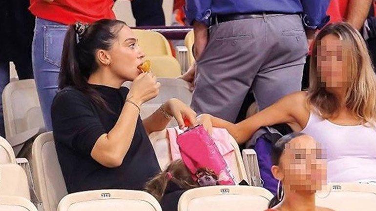 Η Ολυμπία Χοψονίδου ποζάρει με την κόρη της και μας δείχνει τη φουσκωμένη κοιλίτσα της