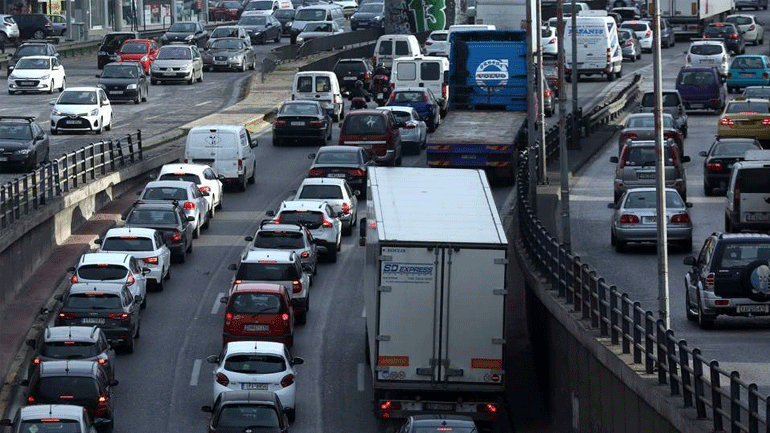 Ουρές χιλιομέτρων σε Κηφισό και Αττική Οδό από καραμπόλα και έξοδο τριημέρου