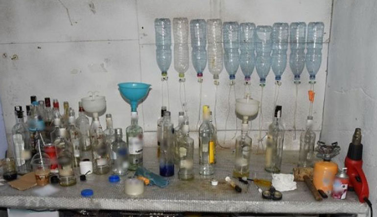 Στο αυτόφωρο η σπείρα με το παράνομο εργαστήριο ποτών – Μεταξύ των κατηγορουμένων ένας ιερέας