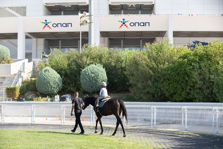 Τα παιδιά διασκεδάζουν στο Markopoulo Park