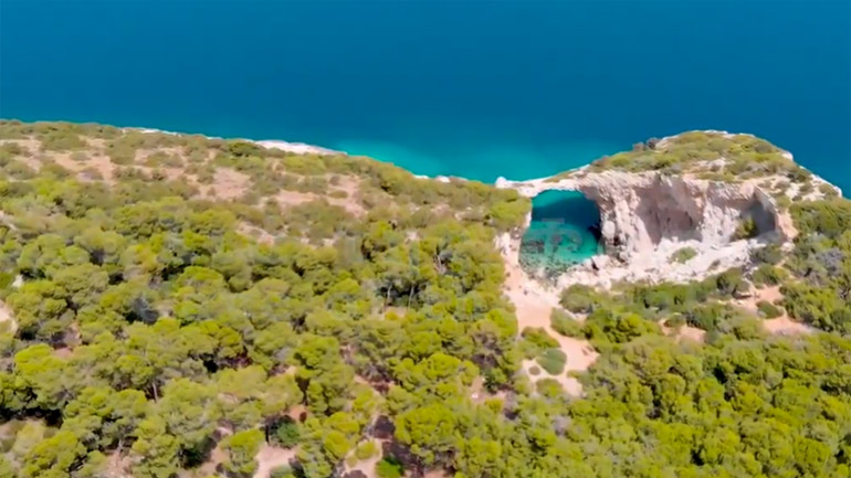 Ανακαλύψτε τη Σπηλιά της Φώκιας, λίγα χιλιόμετρα μακριά από την Αττική!