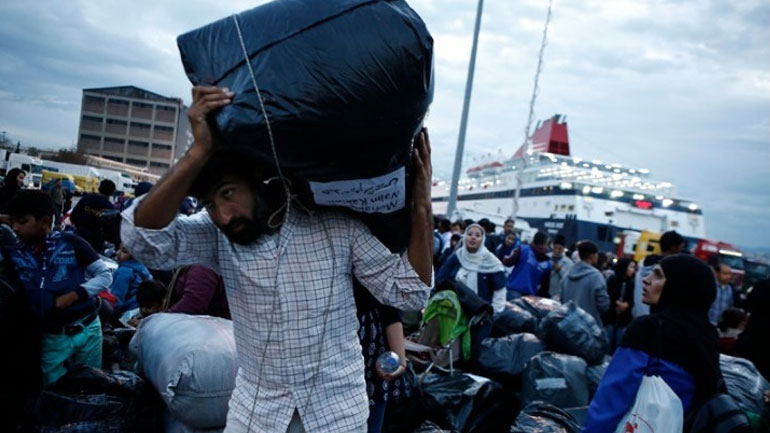 Στον Πειραιά κατέπλευσε το «Νήσος Σάμος» με 57 μετανάστες