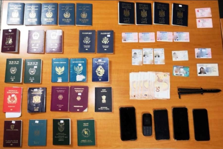 Μερικά από τα έγγραφα που βρέθηκαν και κατασχέθηκαν από τις Αρχές στο κατάστημα στη Λιοσίων