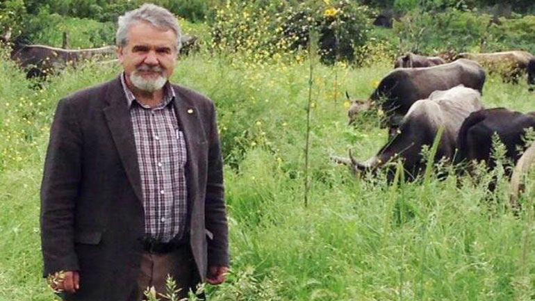 Τις πιο σπάνιες φυλές αυτόχθονων αγροτικών ζώων εκτρέφει ο Δημήτρης Δήμος στην Καλαμπάκα