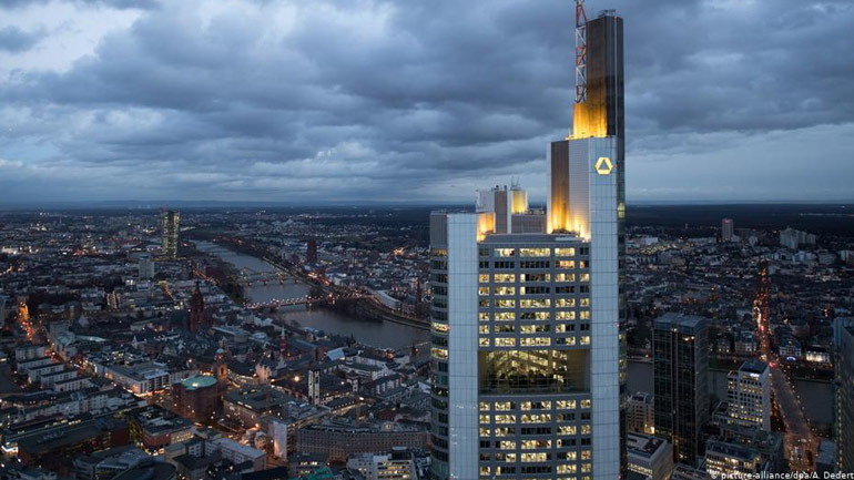 DW: Περικοπών συνέχεια για τις γερμανικές τράπεζες