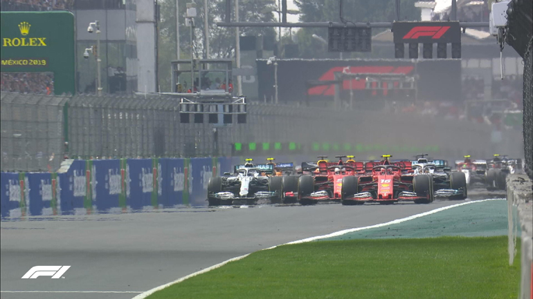 Τα δύο μονοθέσια της Ferrari μπορεί να εκκίνησαν από τις πρώτες θέσεις αλλά δεν κατάφεραν να τις διατηρήσουν...