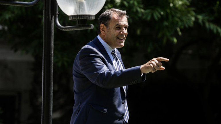 Επειγόντως στο νοσοκομείο ο υπουργός  Άμυνας από τσίμπημα μέλισσας