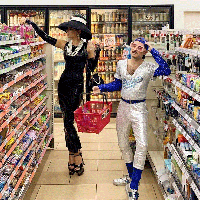 H Kate Beckinsale απολαμβάνει τα ψώνια της ως Audrey Hepburn στο Breakfast at Tiffany's