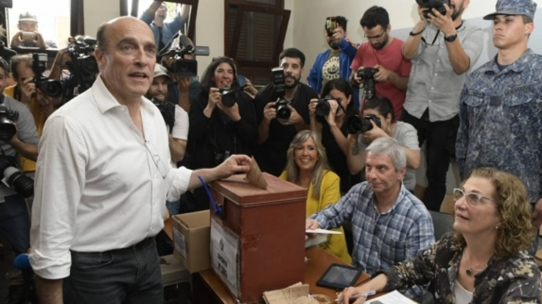 Ουρουγουάη-προεδρικές εκλογές: Επικράτησε στον πρώτο γύρο ο υποψήφιος της κεντροαριστεράς