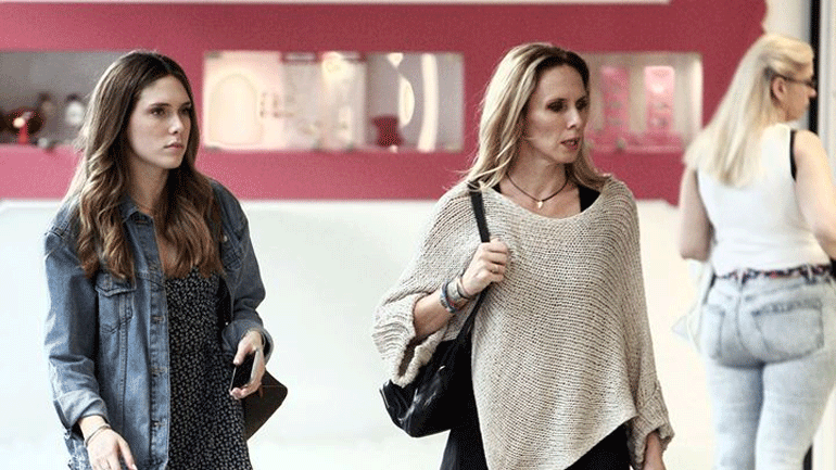 Εβελίνα Παπούλια: Για ψώνια στο κέντρο της Αθήνας με την κόρη της