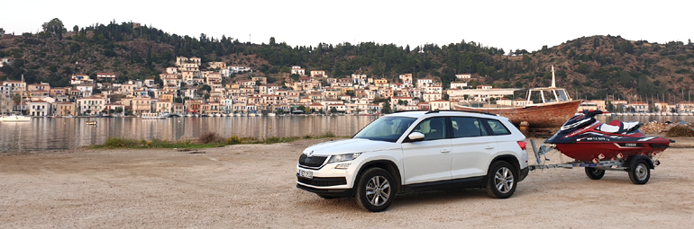 Τώρα τι να πούμε; Καλή... συνέχεια καλοκαιριού; (στη φωτό το Skoda Kodiaq με το Yamaha GP1800 απέναντι από τον Πόρο)