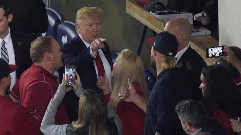 Αποδοκιμασίες κατά του Τραμπ σε αγώνα μπέιζμπολ