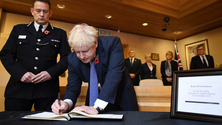 Βρετανία: Ο Μπόρις Τζόνσον υπέγραψε το βιβλίο συλλυπητηρίων για τα θύματα του Έσσεξ