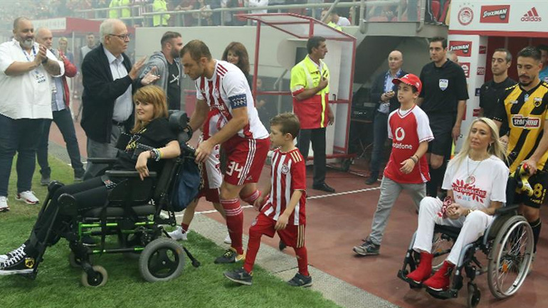 Συγκίνηση με την Μυρτώ και την Τόνια στο Καραϊσκάκη!