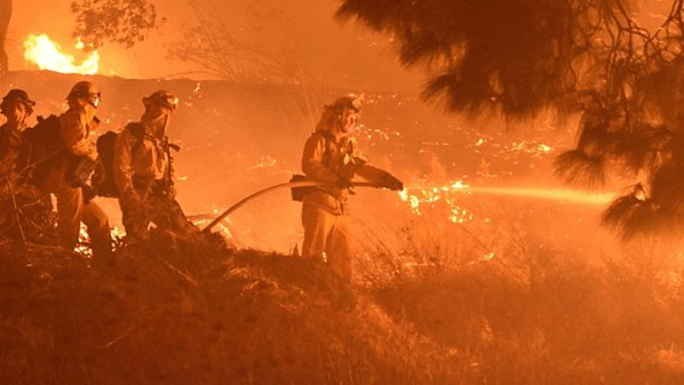 Καλιφόρνια: Διασημότητες εγκαταλείπουν τις επαύλεις τους – Οι φλόγες απειλούν τις πλούσιες συνοικίες του Λος Άντζελες