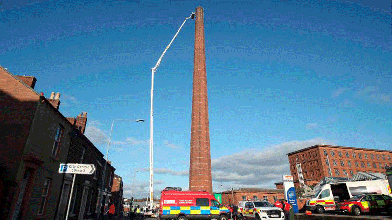 Βρετανία: Άνδρας έχασε τη ζωή του κρεμασμένος στην κορυφή καμινάδας 90 μέτρων