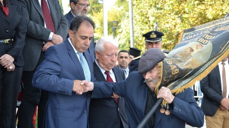 Ο 97χρονος Αντώνης Αλεξανδρής, ο τελευταίος ήρωας της Λέσβου, στην παρέλαση για την 28η Οκτωβρίου