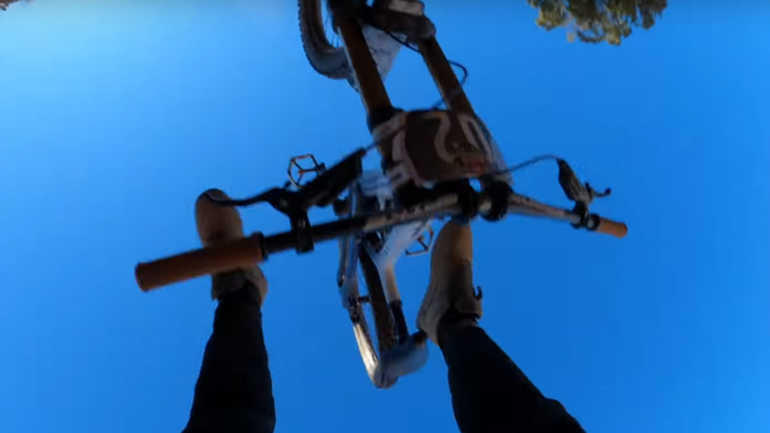 Απίστευτη πτώση ποδηλάτη στο Rampage