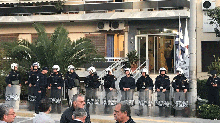 Εκκενώνεται το κτήριο της προνοιακής δομής Γλυφάδας – Ισχυρές αστυνομικές δυνάμεις στο σημείο