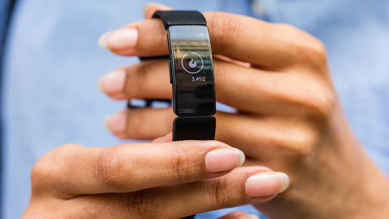 Η Google ενδιαφέρεται να εξαγοράσει την Fitbit